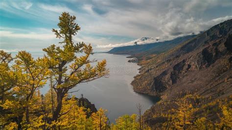 Lapso De Tiempo Del Lago Baikal Desde El Punto De Vista De La Montaña