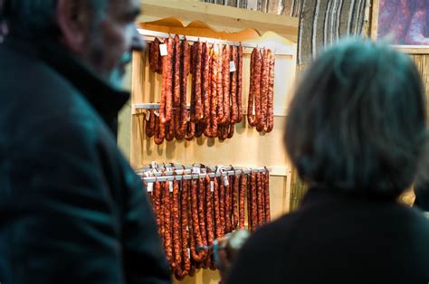 Rouxinol Faduncho E Somos Portugal Animam Feira Dos Enchidos De