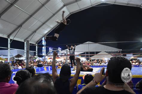 Familias disfrutan de la emoción de la Lucha Libre en Expo Feria