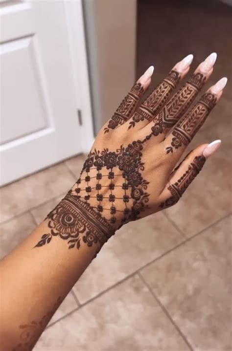 Pin By Preet On Mehndi Henna Latest Henna Designs Finger Henna