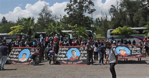 A Os De Ayotzinapa Normalistas Protestan En Zona Militar De