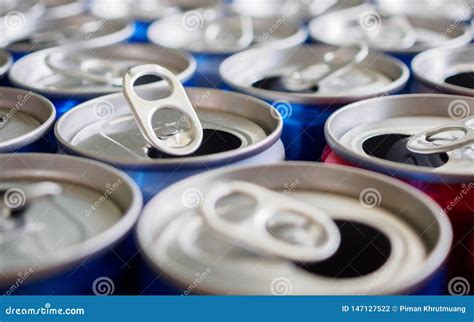 Latas De Alum Nio Vazias Da Bebida Que Reciclam O Conceito Do Fundo