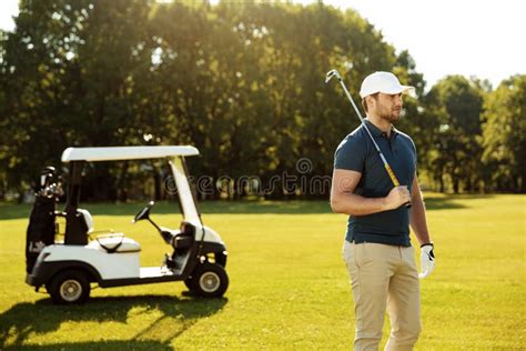 Opinião Traseira Um Jogador De Golfe Masculino No Curso Um Saco Do