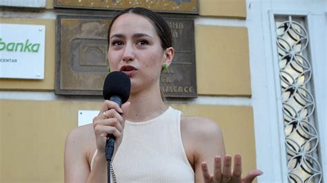 Studentkinja Mia Purić na protestu u Užicu Protesti su prvi korak u