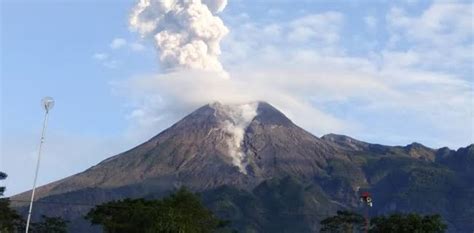 Status Aktivitas Gunung Merapi Naik Level Iii Desa Masuk Wilayah Bahaya