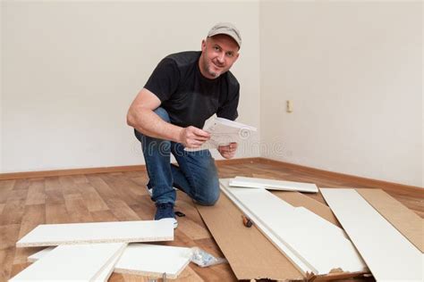 El Hombre Visti Los Muebles De Junta Casuales En Nueva Casa Reparaci N