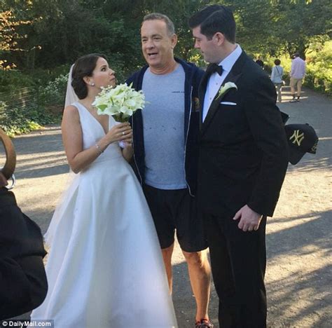 Tom Hanks Photobombs Bride And Grooms Wedding Pics And They Couldnt