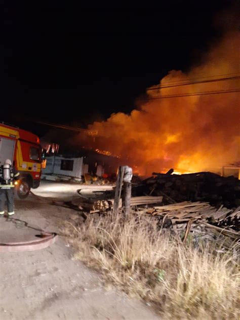 VÍDEO incêndio de grandes proporções atinge madeireira em Araquari