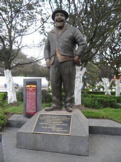 Estatua En Honor A Gaspar Henaine Capulina En Chignahuapan Puebla