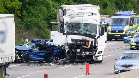 Unfall Auf A Bei Herrenhausen Pkw Zwischen Zwei Lkw Eingeklemmt Ndr