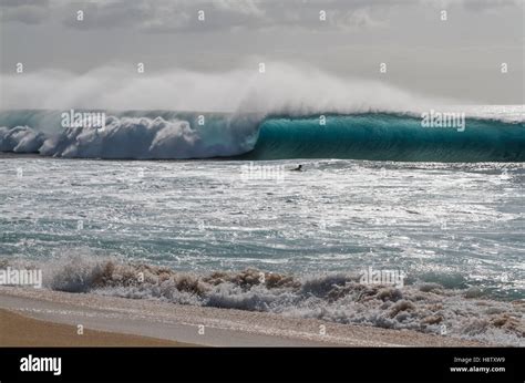 The Famous Wave On The North Shore Of Oahu Hi Res Stock Photography And