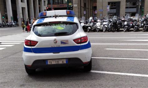 Non Si Ferma All Alt Della Polizia Locale Conducente Acciuffato E