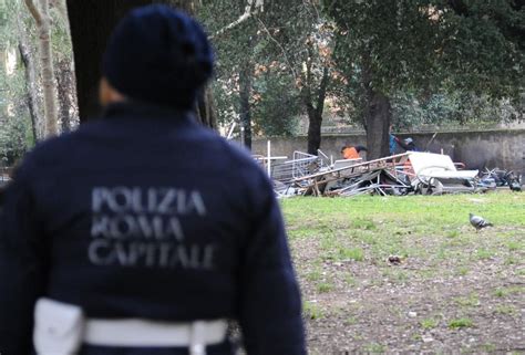 Blitz Nel Parco Di Colle Oppiosgomberati Gli Accampamenti Abusivi La