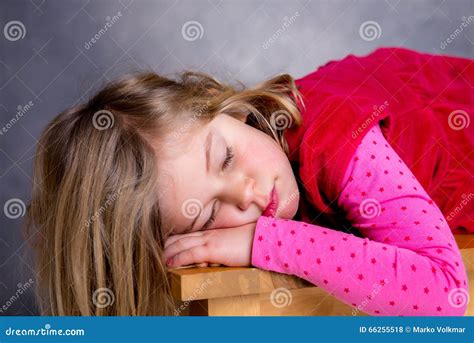 La Petite Fille Blonde Dort Photo stock Image of maison soirée 66255518