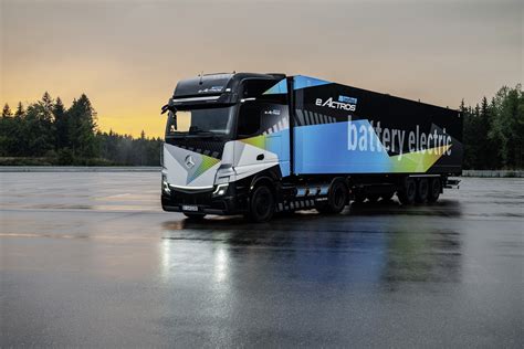 Daimler EActros LongHaul Face Au Tesla Semi Le Poids Lourd