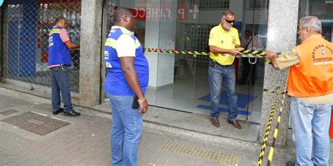 Defesa Civil interdita entrada de prédio de onde caiu reboco que feriu