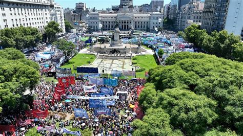 Multitudinaria Movilizaci N Al Congreso En Rechazo Al Dnu Y La Ley