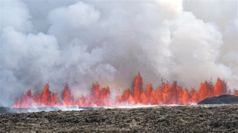 Fresh Volcanic Eruption In Iceland Triggers Evacuation Of Town Blue Lagoon Spa Cbc News