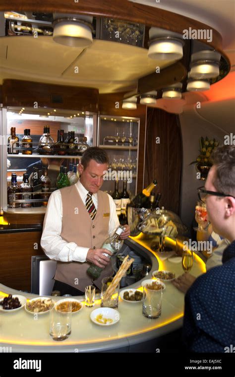 Emirates Airline Passagier In Der Bar Des A Business Class Kabine