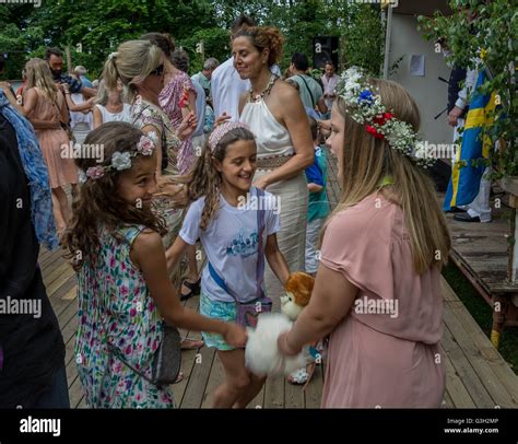 Schweden Mittsommer Tanzen Stockfotos Und Bilder Kaufen Alamy