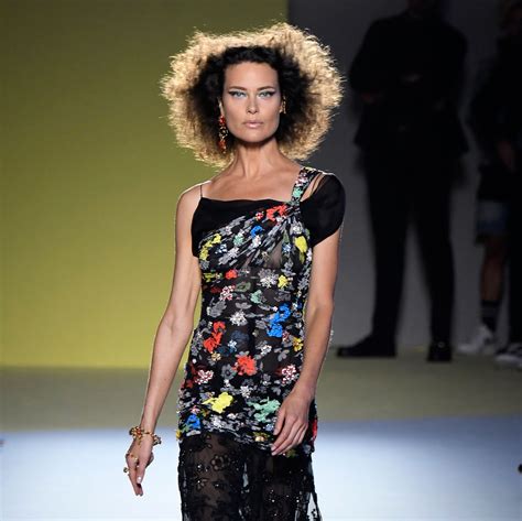 90s Supermodel Shalom Harlow Returns To The Runway At Versace Spring