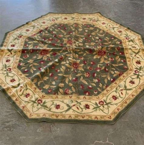 Octagon area rug 5’10” - Hash Auctions