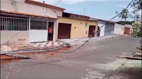 Vídeo Carro bate em poste e deixa rua sem energia em Planaltina no DF