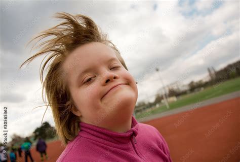 Jeune Fille Trisomique Au Stade Photos Adobe Stock