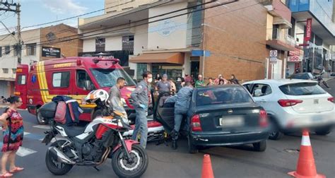 Carro avança preferencial e causa acidente no Centro de São Carlos