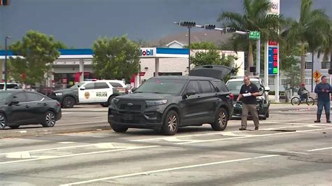 Car Crashes Into Police Cruiser In Nw Miami Dade Wsvn 7news Miami