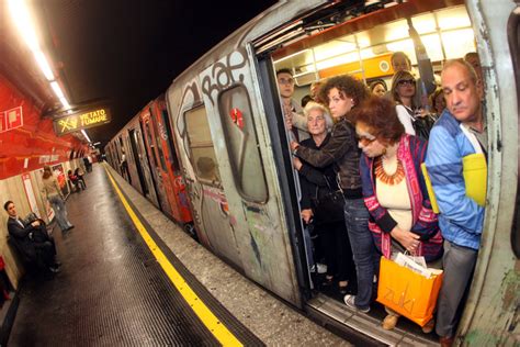 Cede Controsoffitto Chiuso Tratto Metro Cronaca Ansa