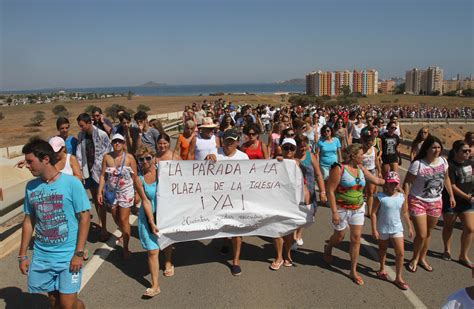 Vecinos de Playa Honda protestan para exigir que el autobús de línea