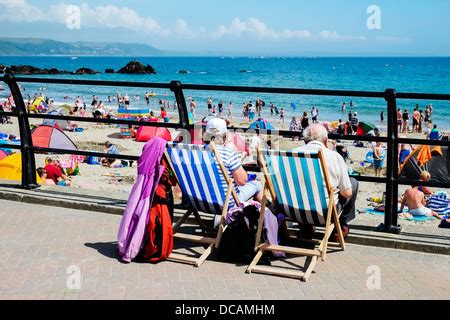 Looe beach, Cornwall, UK. Tourists enjoy the weather at Looe beach in Cornwall, Britain Stock ...