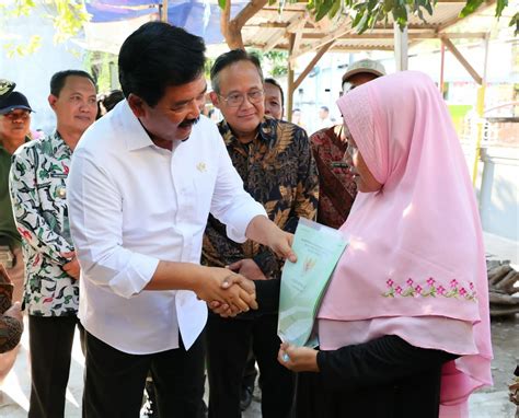 Menteri Hadi Antar Langsung Sertifikat Ptsl Ke Rumah Warga Di Sidoarjo