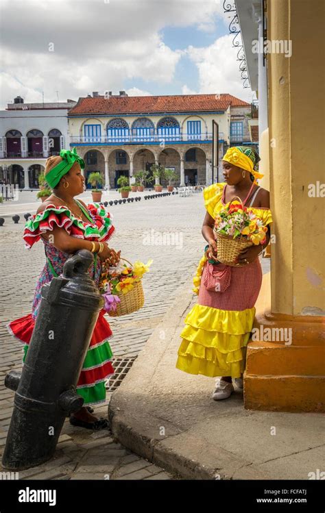 Femme Cubaine Et Costume Traditionnel Banque De Photographies Et D