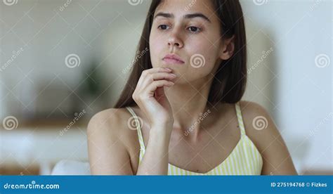 Una Joven Seria Y Reflexiva Chica Latina Linda Tocando La Cara Piel Facial Metrajes Vídeo de