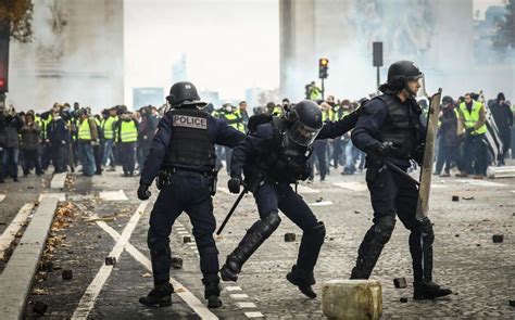 Violences aux Champs Elysées un policier gravement blessé à lœil