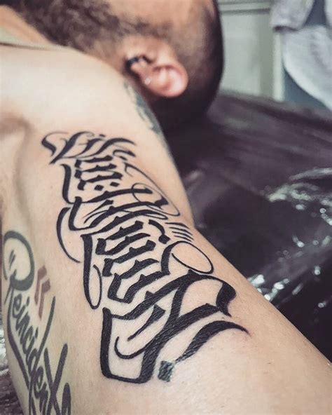 Sint Tico Foto Tatuajes De Letras En El Hombro Para Hombres Alta