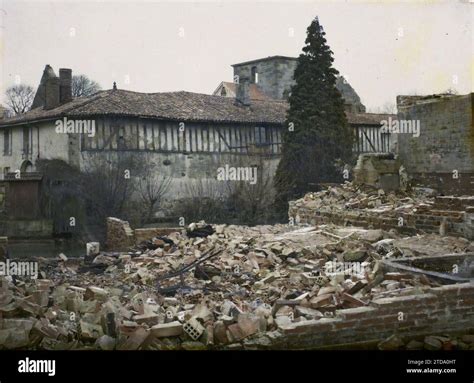 France Sermaize ruine d une maison en arrière plan une maison en épi