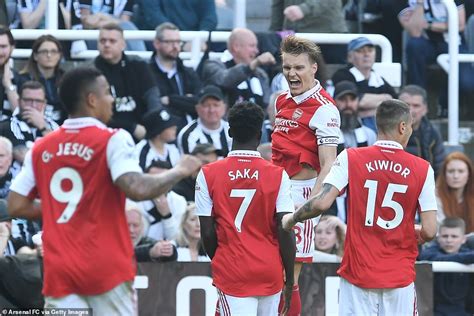 Newcastle 0 2 Arsenal Artetas Side Maintain Title Bid With Victory At