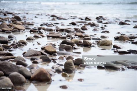 Batu Batu Di Pantai Pada Siang Hari Di Pulaupulau Thailandgambar Latar