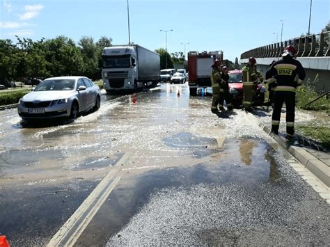 Wypadek Na Lotniczej Woda Leje Si Z Wyrwanego Hydrantu Gazeta