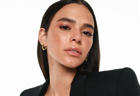 Bruna Marquezine Exibe Decote Generoso Em Um Evento