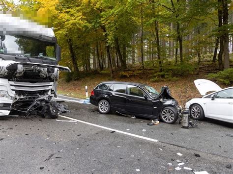 Zwei Schwerverletzte Bei Unfall Nahe Ilmenau Hunde Im Unfallfahrzeug