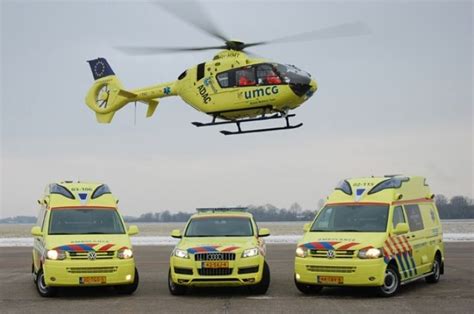 Het Nieuwe MMT Voertuig Met Twee Nieuwe T5 Ambulances Voertuigen