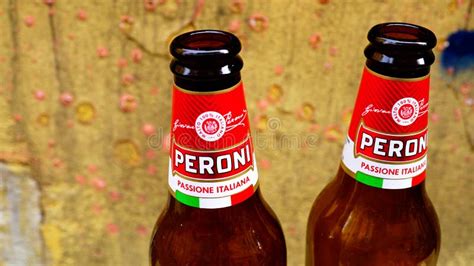 Due Bottiglie Vuote Di Birra Peroni Birra Italiana Nata Nel 1846 A