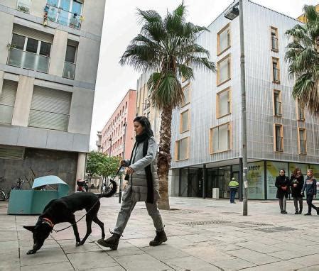 Arranca el montaje de pisos contenedor en Glòries