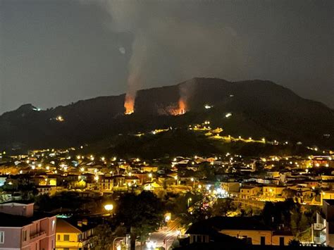 Paura Sulle Colline Di Massa Due Incendi Divampano Sul Candia