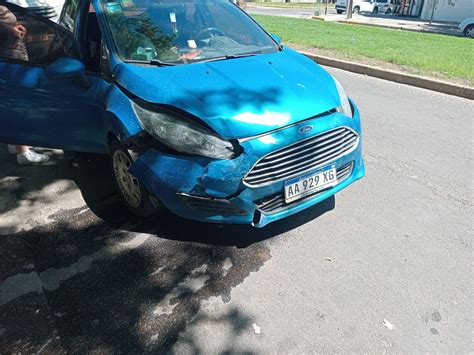 CHOCARON 2 FORD FIESTA EN UNA CÉNTRICA ESQUINA DE LA CIUDAD DataTrenque