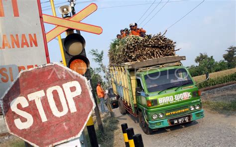 PERLINTASAN TANPA PALANG PINTU ANTARA Foto